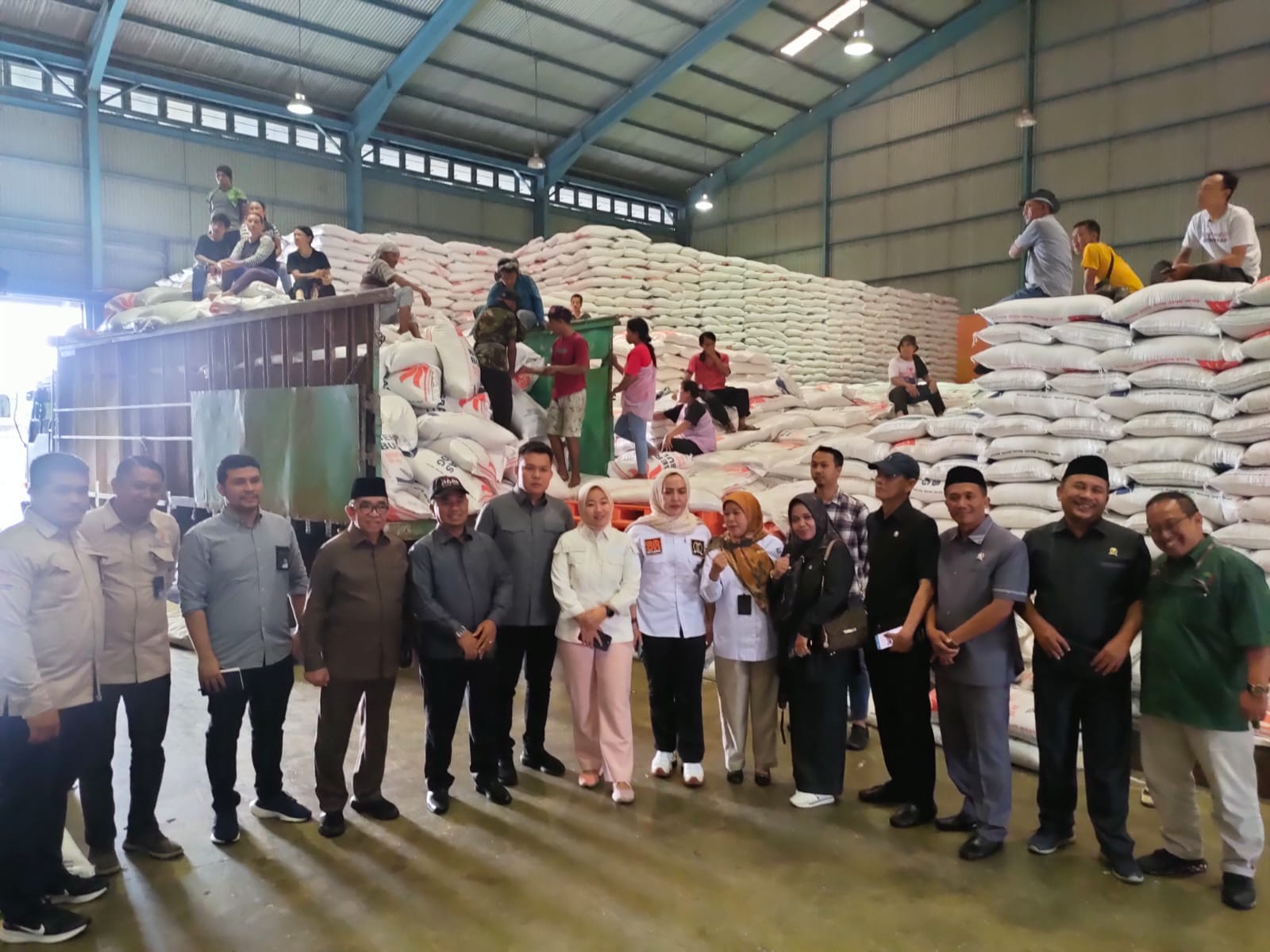 Inpeksi Dadakan Gudang Bulog Komisi II DPRD Provinsi Lampung Pastikan Bahan Pangan Beras Aman