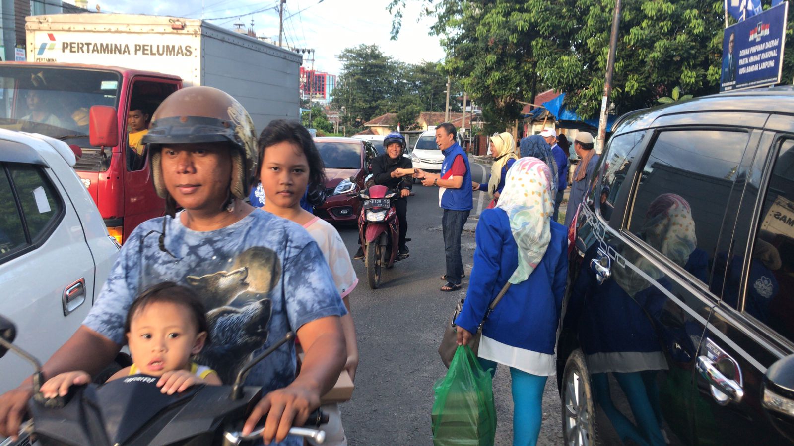 PAN Kota Bagi-bagi Takjil, Warga Suka-cita