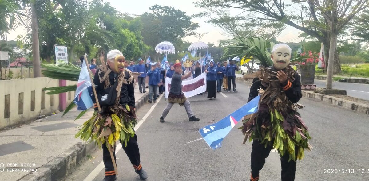 Meriah, Arak-arakan Iringi Pendaftaran Bacaleg Demokrat Lamsel