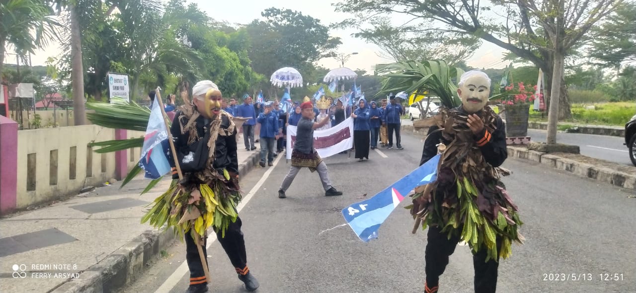 Meriah, Arak-arakan Iringi Pendaftaran Bacaleg Demokrat Lamsel