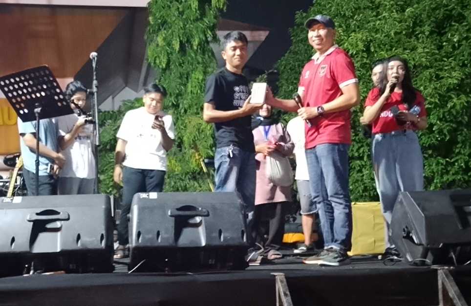 Malam Bertabur Hadiah, Tiga Wartawan Beruntung Naik ke Panggung saat Nobar di PKOR