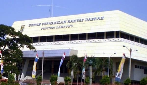 Sekretariat DPRD Provinsi Lampung Dukung Program ASRI, Pegawai Gelar Bersih-Bersih Lingkungan Kantor
